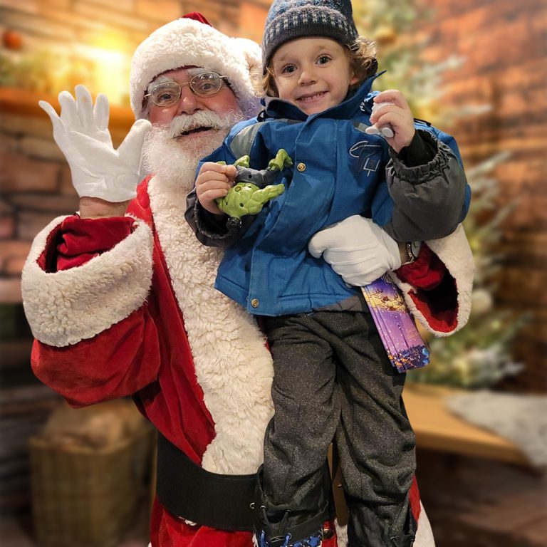 Père Noël en visite pour une activité familiale