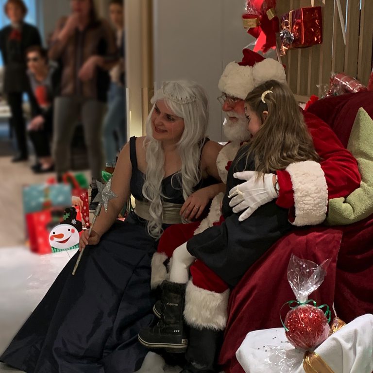 Père Noël et fée dans un décor de Noël